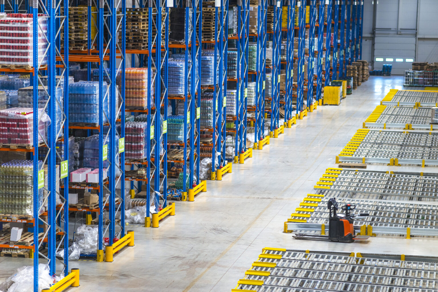 warehouse layout in a distribution center